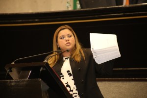 CON MÁS IMPUESTOS GOBIERNO PRETENDE PAGAR DEUDA_ANA LEDEZM 2