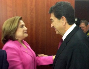 El senador Hector Yunes Landa con la titular de la PGR, Arely Gomez Gonzalez.
