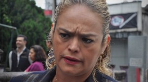 La subdirectora de comercio del H. Ayuntamiento de Xalapa, impide la actividad a comerciantes semifijos de los parque Los Berros y Los Lagos, lo peor es que NI les cobra, NI los reubica NI los deja trabajar... 