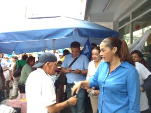 Lobato Calderón saludó y charló de manera directa con más de 500 personas durante aproximadamente 3 horas de recorrido en Chedraui Karam